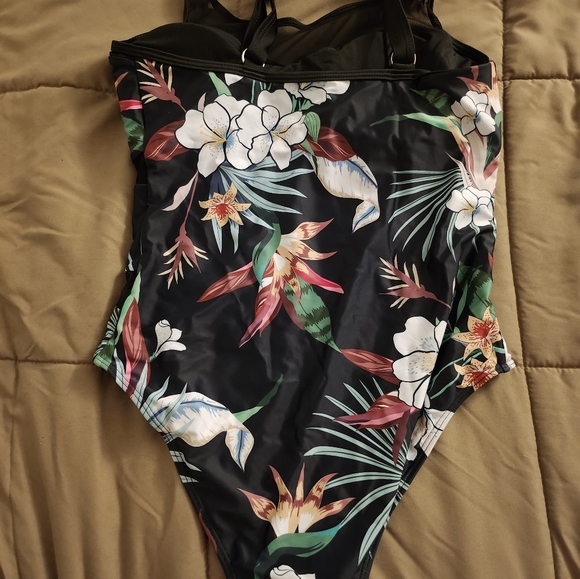 One piece swimsuit - Picture 4 of 7